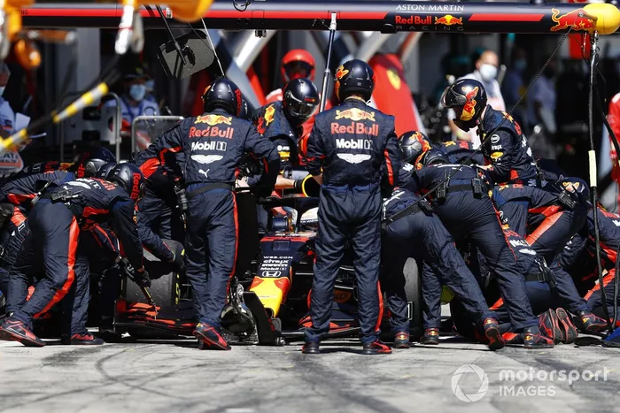 Max Verstappen, Red Bull Racing RB16, regresa a los pits y se retira