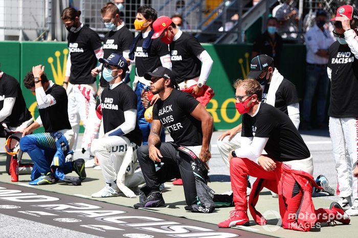 Lewis Hamilton, Mercedes-AMG Petronas F1 y los pilotos se arrodillan