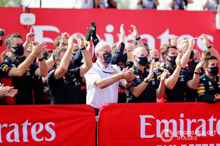 Christian Horner, Director de Equipo, Red Bull Racing, Helmut Marko, Consultor, Red Bull Racing, Adrian Newey, Director Técnico, Red Bull Racing, y el equipo Red Bull celebran