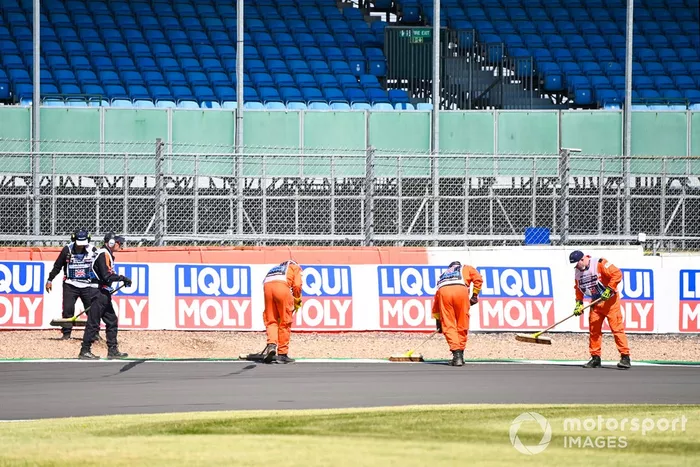 Comisarios limpiando el asfalto de Silverstone