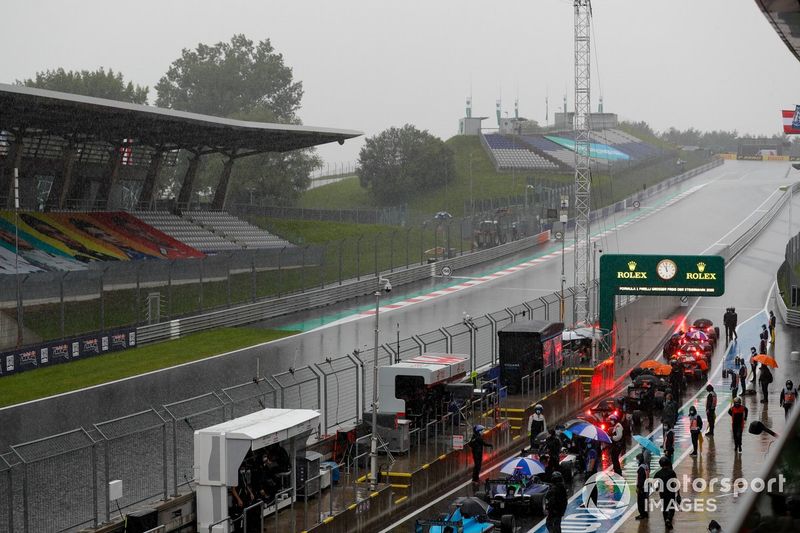 Los coches detenidos en el pitlane durante la bandera roja