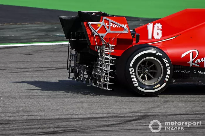 Parrilla aerodinámica en el coche de Charles Leclerc, Ferrari SF1000