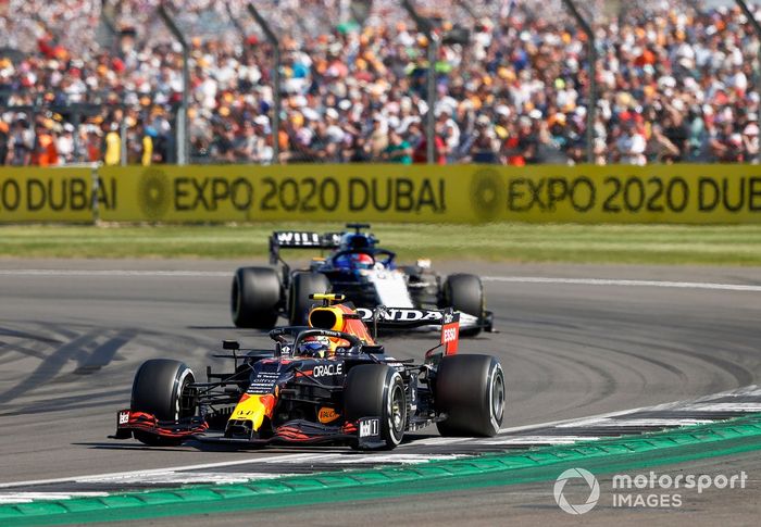 Sergio Pérez, Red Bull Racing RB16B, George Russell, Williams FW43B