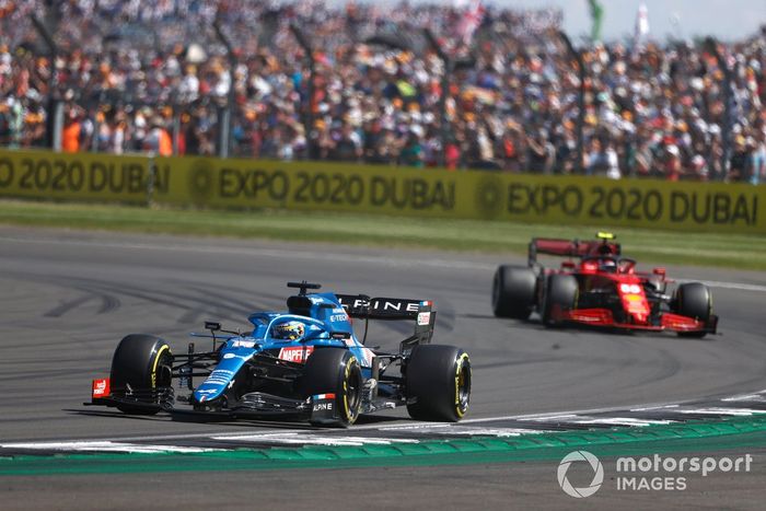 Fernando Alonso, Alpine A521 , Carlos Sainz Jr., Ferrari SF21