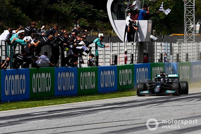 Ganador Lewis Hamilton, Mercedes W12 cruza la meta
