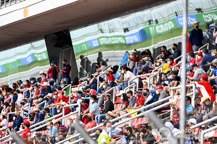 Los fans sentados en las gradas
