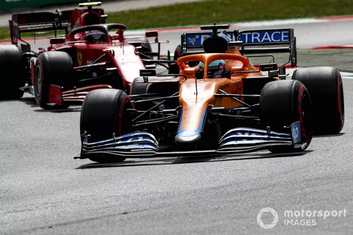 Daniel Ricciardo, McLaren MCL35M, Carlos Sainz Jr., Ferrari SF21