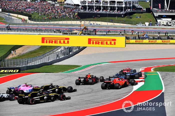 Kimi Raikkonen, Ferrari SF71H y Lewis Hamilton, Mercedes-AMG F1 W09 en la salida