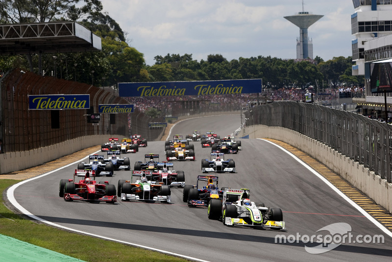 Rubens Barrichello, Brawn GP BGP001 Mercedes, 8° classificato, Mark Webber, Red Bull Racing RB5 Renault, 1° classificato, Kimi Raikkonen, Ferrari F60, 6° classificato, e Adrian Sutil, Force India VJM02 Mercedes, ritirato, guidano il gruppo alla prima curva