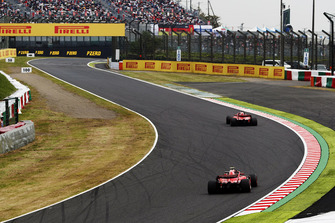 Sebastian Vettel, Ferrari SF71H, voor Kimi Raikkonen, Ferrari SF71H