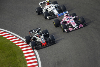 Romain Grosjean, Haas F1 Team VF-18, Sergio Perez, Racing Point Force India VJM11 ve Charles Leclerc, Sauber C37