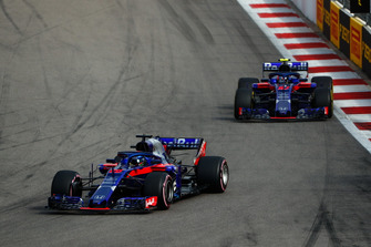 Brendon Hartley, Toro Rosso STR13 devant Pierre Gasly, Scuderia Toro Rosso STR13