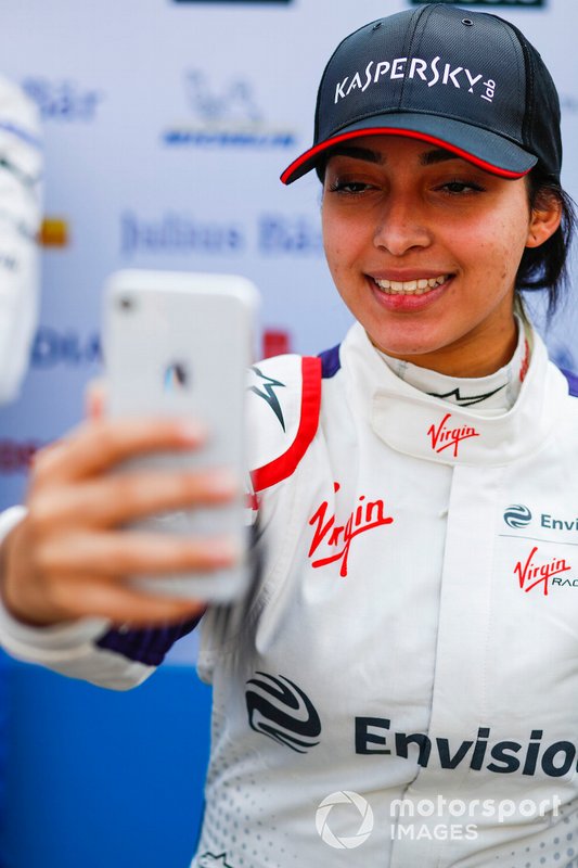 Amna Al Qubaisi, Envision Virgin Racing, prend un selfie