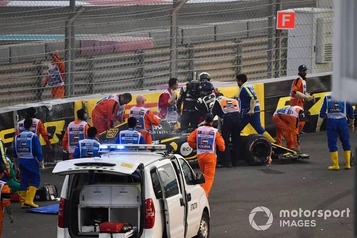 L'équipe médicale et les commissaires viennent en aident à Nico Hulkenberg, Renault Sport F1 Team R.S. 18 après son accident du premier tour