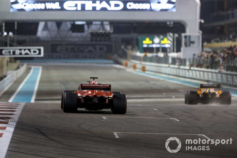Sebastian Vettel, Ferrari SF71H e Fernando Alonso, McLaren MCL33