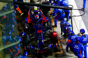Pierre Gasly, Scuderia Toro Rosso STR13, in de pits