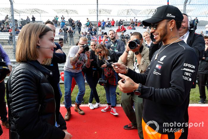 La actriz y modelo Millie Bobby Brown consigue un viaje de HotLaps con Lewis Hamilton, Mercedes AMG F1