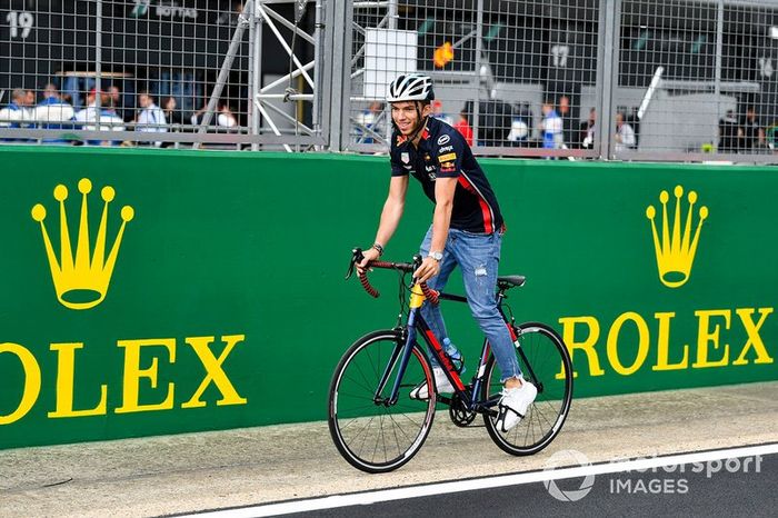 Pierre Gasly, Red Bull Racing recorre la pista en bici