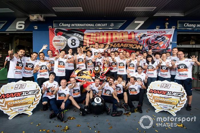 Campeón del mundo Marc Márquez, Repsol Honda Team celebra con el equipo