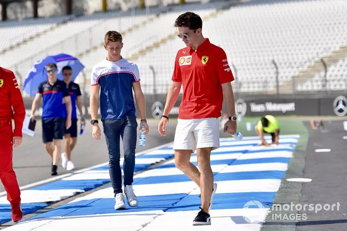 Charles Leclerc, Ferrari, ispeziona il circuito con il fratello Arthur Leclerc
