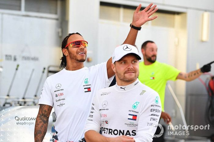 Lewis Hamilton, Mercedes AMG F1, 1ª posición, y Valtteri Bottas, Mercedes AMG F1, 2ª posición, celebran con su equipo