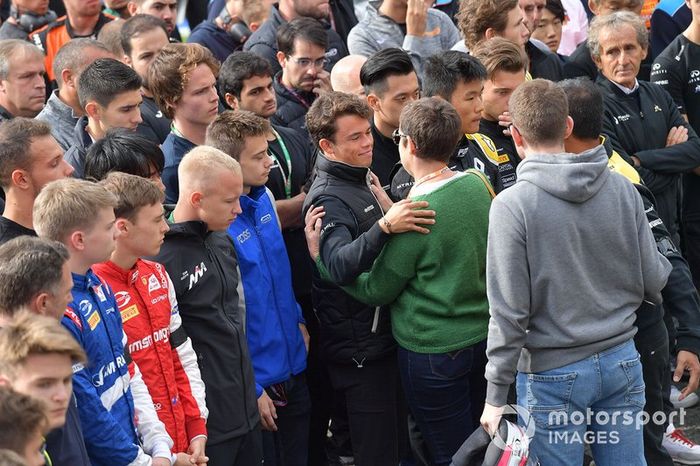 Madre de Anthoine Hubert, abraza a Nyck De Vries, ART Grand Prix