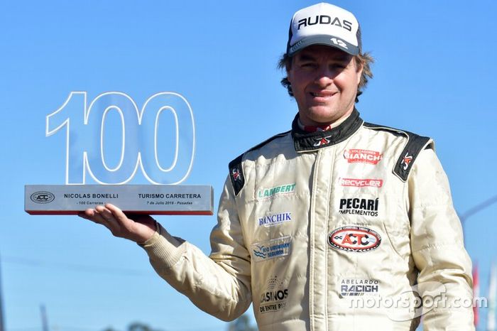 Nicolás Bonelli, Bonelli Competición con el trofeo de sus 100 carreras 