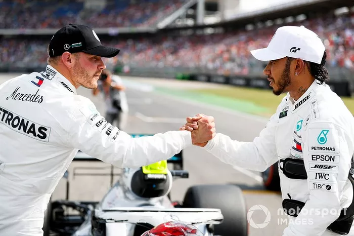 Il poleman Lewis Hamilton, Mercedes AMG F1, il terzo qualificato Valtteri Bottas, Mercedes AMG W10