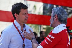 (Da sx a dx): Toto Wolff, Azionista e Direttore Esecutivo Mercedes AMG F1 con Maurizio Arrivabene, T