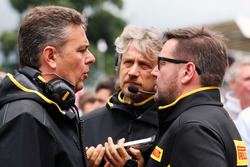 Mario Isola, Pirelli-Rennmanager; Paul Hembery, Pirelli-Motorsportchef