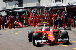 Кімі Райкконен і Себастьян Феттель, Ferrari SF16-H в боксах