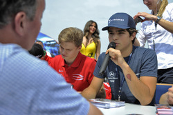 Sesión de autógrafos, Pedro Piquet, Van Amersfoort Racing Dallara F312 Mercedes-Benz