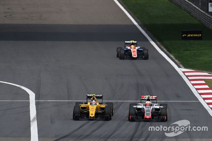 Jolyon Palmer, Renault Sport F1 Team RS16 y Esteban Gutierrez, Haas F1 Team VF-16