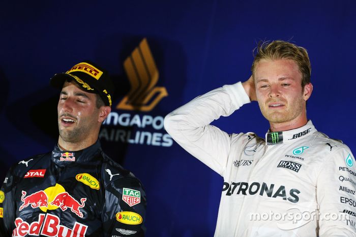 El podio: segundo puesto Daniel Ricciardo, Red Bull Racing y ganador de la carrera Nico Rosberg, Mercedes AMG F1