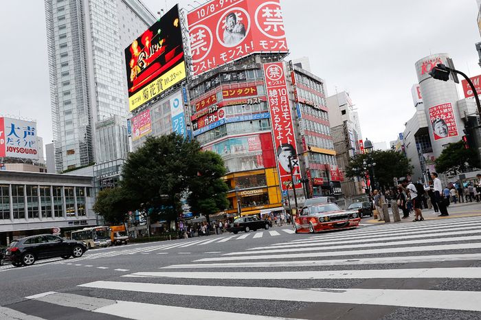Daniel Ricciardo y Max Verstappen, Red Bull Racing conducen alrededor de Tokio en un coche de Bosozuko