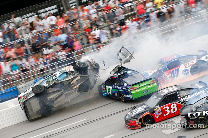 Ricky Stenhouse Jr., Roush Fenway Racing Ford, Kevin Harvick, Stewart-Haas Racing Chevrolet crash