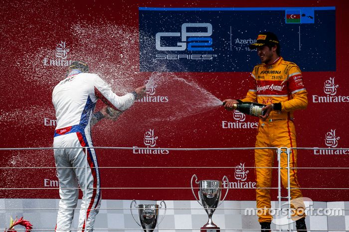 Ganador de la carrera Antonio Giovinazzi, PREMA Racing & segundo lugar Sergey Sirotkin, ART Grand Prix