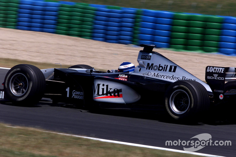 McLaren на Гран При Франции-1999: через год команда поступила изящнее и разместила на понтонах имена своих пилотов, стилизованные под логотип West