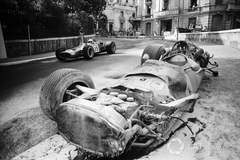 1968 - Denny Hulme, McLaren-Cosworth M7A passes the destroyed BRM P133 of Pedro Rodriguez