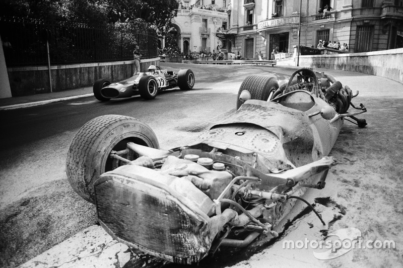 Denny Hulme, McLaren-Cosworth M7A passeert de vernielde BRM P133 van Pedro Rodriguez