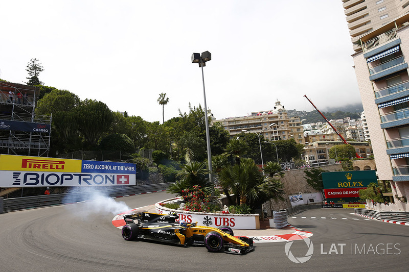 Smoke from the back of Jolyon Palmer, Renault Sport F1 Team RS17