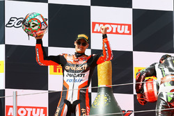 Chaz Davies, Ducati Team, fête sa victoire sur le podium