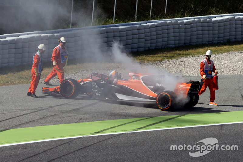 Фернандо Алонсо, McLaren MCL32, зупинився на трасі