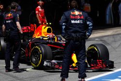 Max Verstappen, Red Bull Racing RB13, sale del garaje de Red Bull