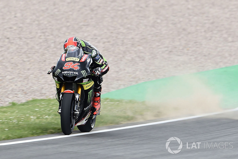 Jonas Folger, Monster Yamaha Tech 3, running over the dirt