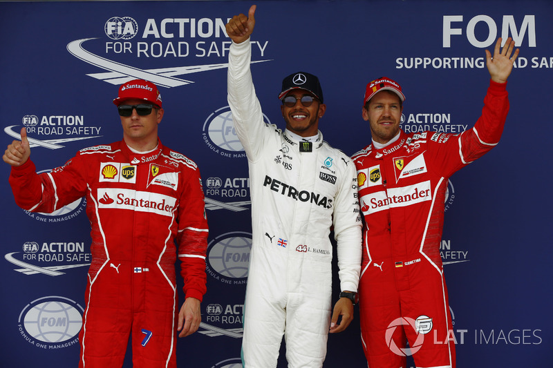 Ganador de a pole Lewis Hamilton, Mercedes AMG F1, segundo puesto Kimi Raikkonen, Ferrari y el tercer puesto Sebastian Vettel, Ferrari