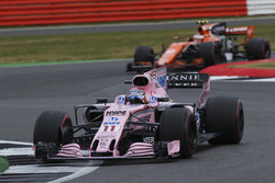Sergio Perez, Sahara Force India F1 VJM10, Stoffel Vandoorne, McLaren MCL32