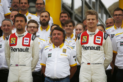 Гонщики Renault Sport F1 Team Джолион Палмер и Нико Хюлькенберг рядом с Рене Арну