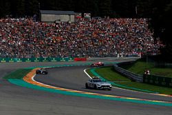 Coche de seguridad lidera a Lewis Hamilton, Mercedes-Benz F1 W08  al inicio