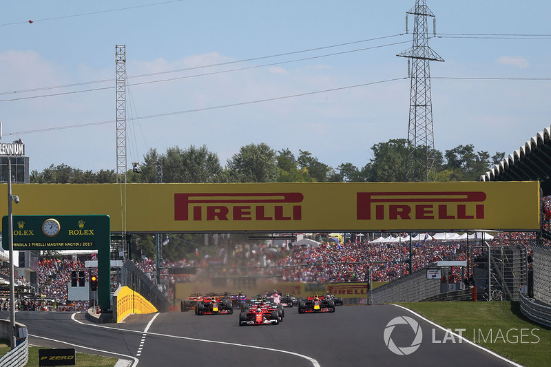 Себастьян Феттель, Ferrari SF70-H, лідирує на старті гонки
